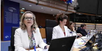 La presidente della Banca europea degli investimenti, Nadia Calviño al Comitato delle regioni. Crediti: Comitato delle regioni