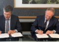 Il direttore generale e responsabile delle operazioni di finanziamento e consulenza della BEI nell’UE, Jean Christophe Laloux, e il capo-direttore finanziario di Milione S.p.A. and SAVE S.p.A., Giovanni Curtolo, firmano l'accordo per il finanziamento. Crediti: Banca europea per gli investimenti.