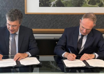 Il direttore generale e responsabile delle operazioni di finanziamento e consulenza della BEI nell’UE, Jean Christophe Laloux, e il capo-direttore finanziario di Milione S.p.A. and SAVE S.p.A., Giovanni Curtolo, firmano l'accordo per il finanziamento. Crediti: Banca europea per gli investimenti.