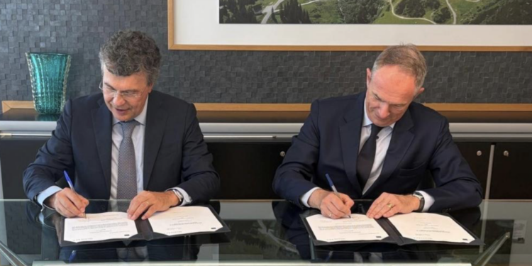 Il direttore generale e responsabile delle operazioni di finanziamento e consulenza della BEI nell’UE, Jean Christophe Laloux, e il capo-direttore finanziario di Milione S.p.A. and SAVE S.p.A., Giovanni Curtolo, firmano l'accordo per il finanziamento. Crediti: Banca europea per gli investimenti.