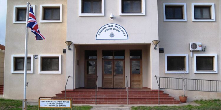 Distretto di polizia alla base militare britannica di Krotiri, a Cipro [foto: Dickelbers/Wikimedia Commons, https://commons.wikimedia.org/wiki/File:Souvereign_Base_Areas_Police_station_on_Cyprus.JPG]