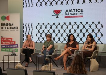 Da sinistra a destra l’eurodeputata de ‘La Sinistra’, Hanna Gedin, la co-presidente della European Left Alliance, Catarina Martins, l’eurodeputata de ‘La Sinistra’, Manon Aubry, e l’eurodeputata de ‘La Sinistra’, Isabel Serra Sánchez durante la cerimonia di chiusura delle firme. Crediti: Lillo Mendola
