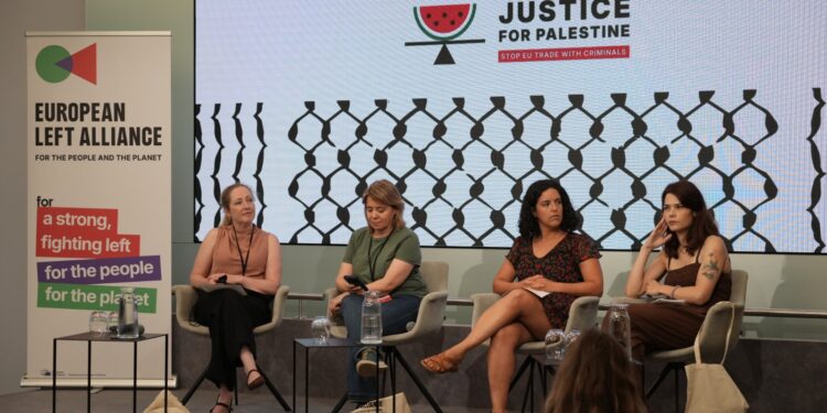 Da sinistra a destra l’eurodeputata de ‘La Sinistra’, Hanna Gedin, la co-presidente della European Left Alliance, Catarina Martins, l’eurodeputata de ‘La Sinistra’, Manon Aubry, e l’eurodeputata de ‘La Sinistra’, Isabel Serra Sánchez durante la cerimonia di chiusura delle firme. Crediti: Lillo Mendola