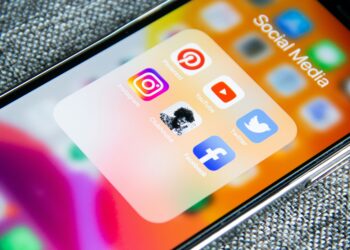 App su uno schermo del cellulare. Crediti: Adem AY via Unsplash