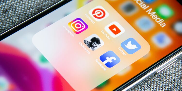 App su uno schermo del cellulare. Crediti: Adem AY via Unsplash
