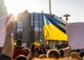 Manifestazione a sostegno dell'Ucraina a Bruxelles. Sullo sfondo il palazzo del Consiglio UE. Source: Photo de Anastasiia Krutotasur Unsplash