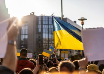 Manifestazione a sostegno dell'Ucraina a Bruxelles. Sullo sfondo il palazzo del Consiglio UE. Source: Photo de Anastasiia Krutotasur Unsplash