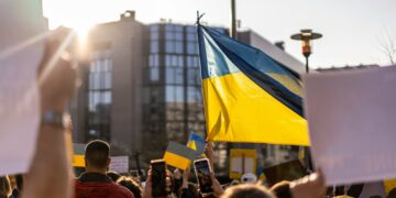 Manifestazione a sostegno dell'Ucraina a Bruxelles. Sullo sfondo il palazzo del Consiglio UE. Source: Photo de Anastasiia Krutotasur Unsplash - Coalizione Volenterosi Kiev