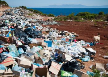 Discarica di rifiuti in Albania. Crediti: Antoine Giret via Unsplash