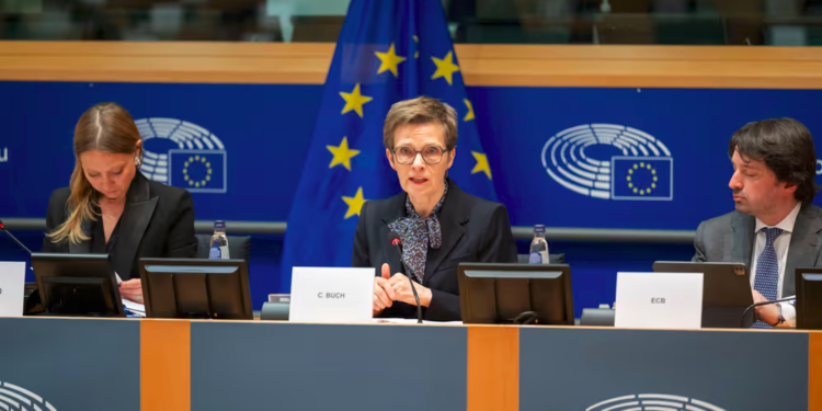 La presidente del consiglio di vigilanza della BCE, Claudia Buch, in Parlamento europeo [Foto: Emilie GOMEZ Copyright: © European Union 2026 - Source : EP]