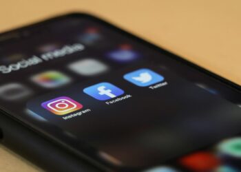 App sul cellulare. Crediti: dole777 via Unsplash