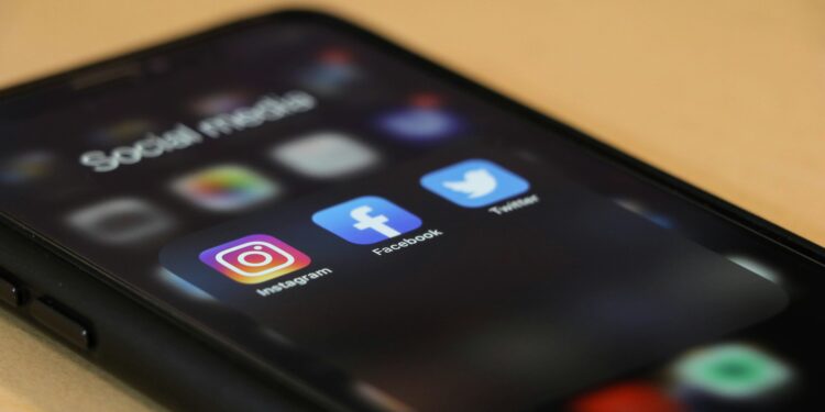 App sul cellulare. Crediti: dole777 via Unsplash