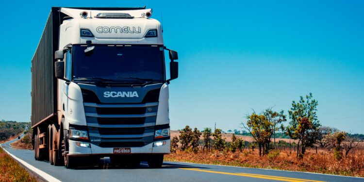 Camion. Crediti: Gabriel Santos via Unsplash