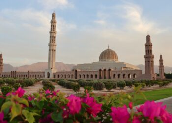 La moschea del sultano Qaboos bin Said Al Said a Muscat (Oman). Crediti: Hongbin via Unsplash