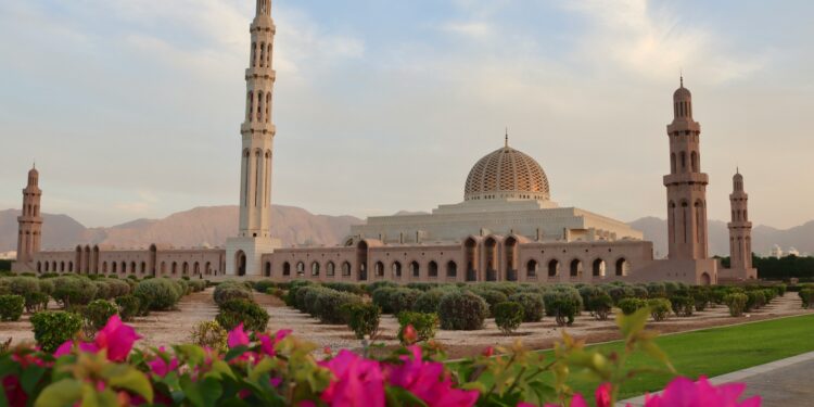 La moschea del sultano Qaboos bin Said Al Said a Muscat (Oman). Crediti: Hongbin via Unsplash