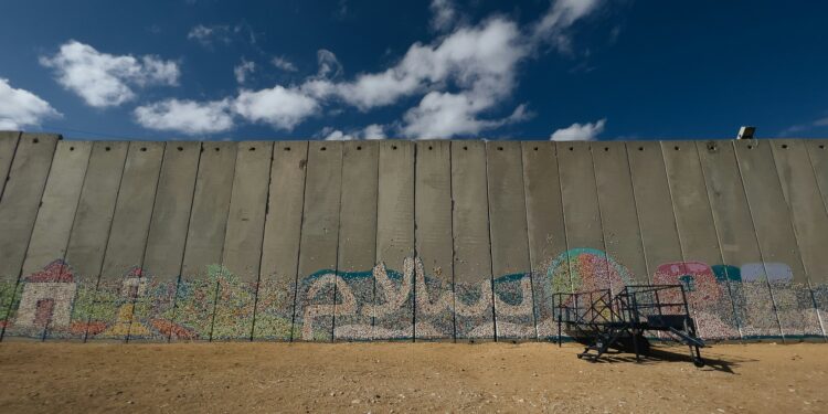 Il muro di separazione costruito da Israele in Cisgiordania. Source: Photo de Levi Meir Clancysur Unsplash