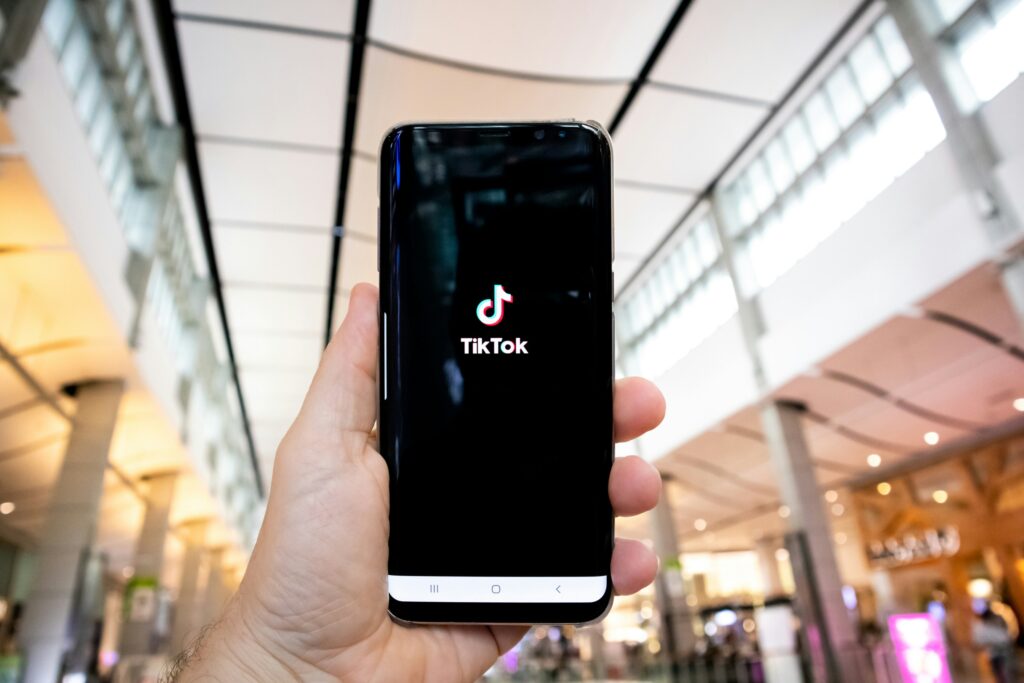 Photo: Eunews Smartphone con l'app di TikTok aperta. Crediti: Olivier Bergeron via Unsplash