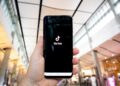 Smartphone con l'app di TikTok aperta. Crediti: Olivier Bergeron via Unsplash