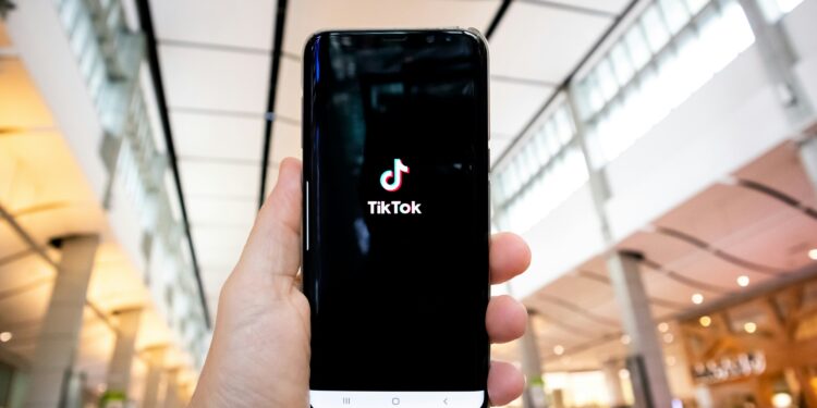 Smartphone con l'app di TikTok aperta. Crediti: Olivier Bergeron via Unsplash