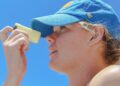 Ragazza si spalma la crema solare in California. Crediti: Sarah Sheedy via Unsplash