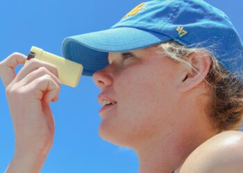 Ragazza si spalma la crema solare in California. Crediti: Sarah Sheedy via Unsplash