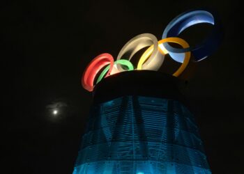 Struttura luminosa olimpiadi. Crediti: seaninuk via Unsplash