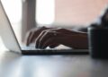 Mani scrivono al PC. Crediti: Thomas Lefebvre via Unsplash