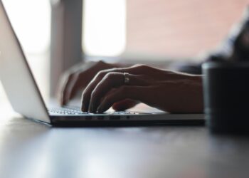 Mani scrivono al PC. Crediti: Thomas Lefebvre via Unsplash