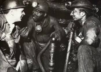 Minatori che lavorano in Belgio. La foto è parte della mostra permanente del museo del Bois du Cazier. Crediti: Matteo