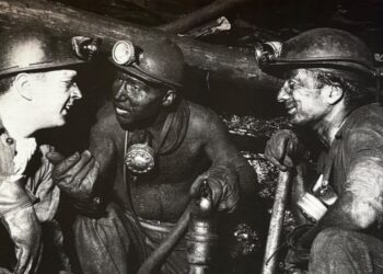 Minatori che lavorano in Belgio. La foto è parte della mostra permanente del museo del Bois du Cazier. Crediti: Matteo Banchi