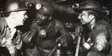 Minatori che lavorano in Belgio. La foto è parte della mostra permanente del museo del Bois du Cazier. Crediti: Matteo Banchi
