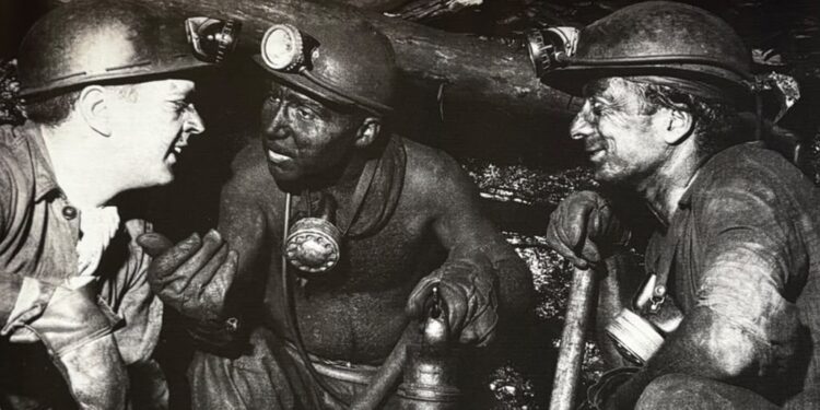 Minatori che lavorano in Belgio. La foto è parte della mostra permanente del museo del Bois du Cazier. Crediti: Matteo Banchi
