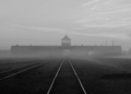 L'ingresso del campo di Auschwitz-Birkenau [foto: Jacek7770/Wikimedia Commons, https://commons.wikimedia.org/wiki/File:Brzezinka,_Auschwitz-Birkenau.jpg]