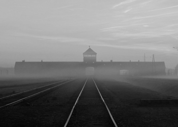 L'ingresso del campo di Auschwitz-Birkenau [foto: Jacek7770/Wikimedia Commons, https://commons.wikimedia.org/wiki/File:Brzezinka,_Auschwitz-Birkenau.jpg]