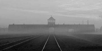 L'ingresso del campo di Auschwitz-Birkenau [foto: Jacek7770/Wikimedia Commons, https://commons.wikimedia.org/wiki/File:Brzezinka,_Auschwitz-Birkenau.jpg]