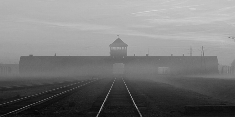 L'ingresso del campo di Auschwitz-Birkenau [foto: Jacek7770/Wikimedia Commons, https://commons.wikimedia.org/wiki/File:Brzezinka,_Auschwitz-Birkenau.jpg]