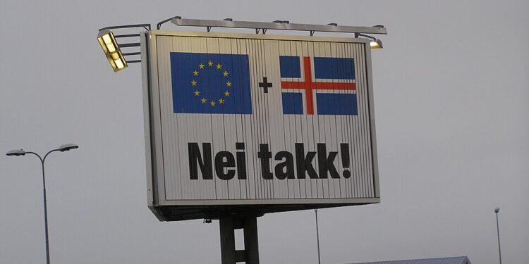 "UE + Islanda, No grazie". Cartello anti-adesione del 2013 [foto: Arctic Falcon/Wikimedia Commons]