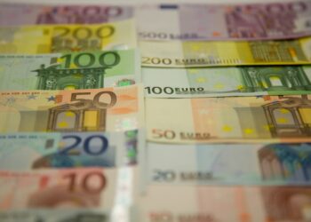 Soldi, banconote euro [foto: imagoeconomica]
