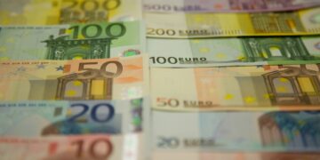 Soldi, banconote euro [foto: imagoeconomica]