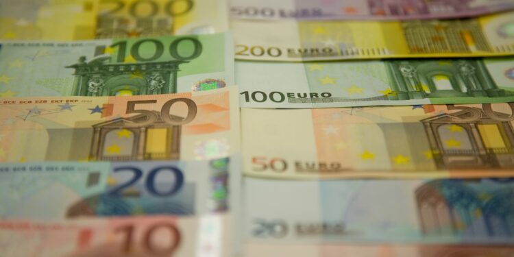 Soldi, banconote euro [foto: imagoeconomica]
