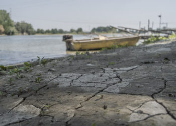 Fiume in secca nella zona della bassa Padana [foto: Marco Cremonesi/imagoeconomica]