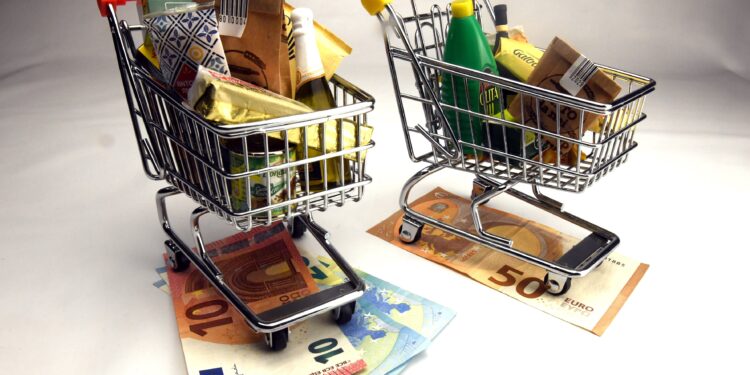 Inflazione e costo del carrello della spesa [foto: imagoeconomica]