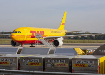 DHL, spedizione di merci tramite trasporto aereo [foto: Robert Schmiegelt/imagoeconomica]