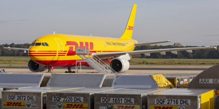 DHL, spedizione di merci tramite trasporto aereo [foto: Robert Schmiegelt/imagoeconomica]