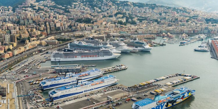 Il porto di Genova [foto: imagoeconomica]
