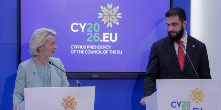 La presidente della Commissione europea, Ursula von der Leyen, e il presidente della Siria, Aḥmad Ḥusayn al-Shara, in occasione della riunione informale dei capi di Stato e di governo dell’UE [Nicosia, 24 aprile 2026. Foto: imagoeconomica]