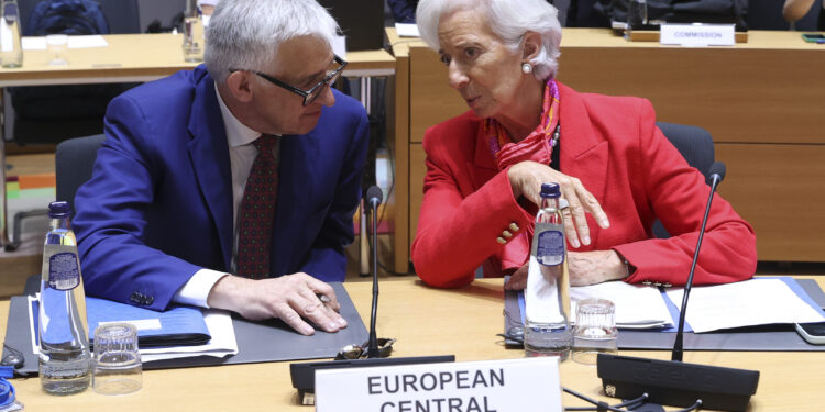 Piero Cipollone e la presidente della BCE, Christine Lagarde, nel corso di una riunione dell'eurogruppo [Bruxelles, 9 luglio 2026. Foto: François Lenoir/imagoeconomica]