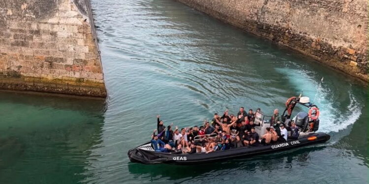 Migranti tentano di entrare a nuovo nella città di Ceuta. Crediti: Imagoeconomica via Augc Guardia