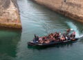 Migranti tentano di entrare a nuovo nella città di Ceuta. Crediti: Imagoeconomica via Augc Guardia