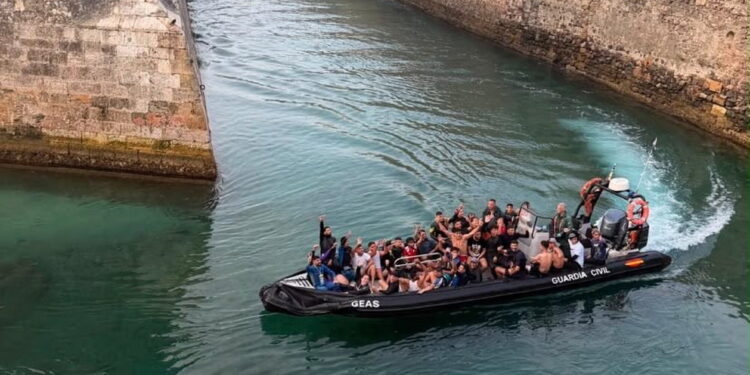 Migranti tentano di entrare a nuovo nella città di Ceuta. Crediti: Imagoeconomica via Augc Guardia